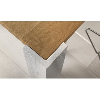 Moderne Holztisch -Massagehandwerk weiße Beine