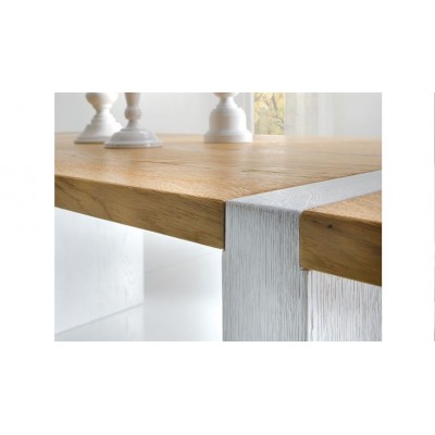 Mesa artesanal moderna de madera maciza de roble con patas blancas.