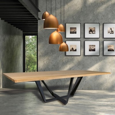 mesa artesanal madera de roble marrón con base de metal gris