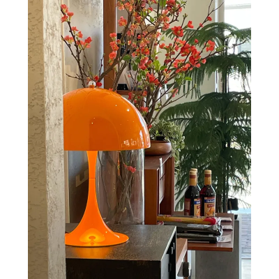 Lámpara de mesa Louis Poulsen Panthella 250 naranja
