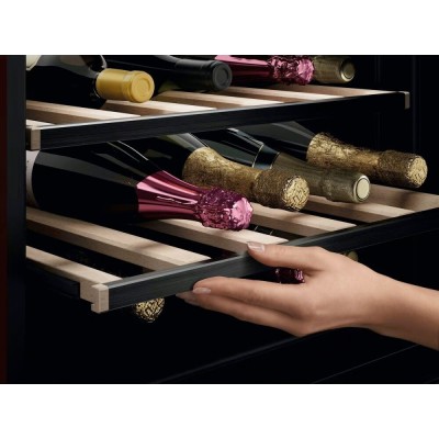 Estantería empotrable Aeg NKW8P21KAT Serie 8000 Perfect Shelving para vinoteca, 45 cm de alto, negro mate
