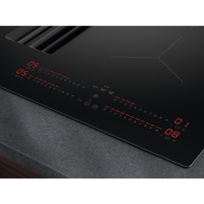 Placa de inducción Aeg NCH74B01CB Serie 6000 con campana extractora integrada de 70 cm, vitrocerámica negra.