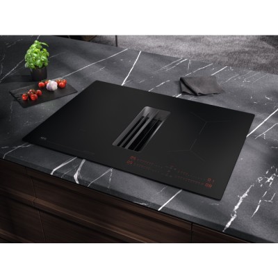 Placa de inducción Aeg NCH74B01CB Serie 6000 con campana extractora integrada de 70 cm, vitrocerámica negra.