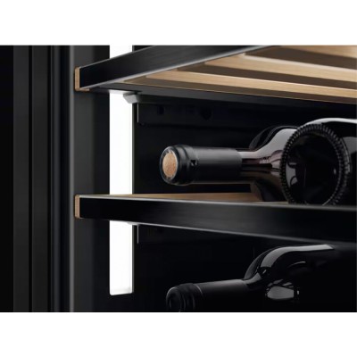 Vinoteca empotrable bajo encimera Aeg nsw8s826gt Serei 8000, 81 cm de altura, negro mate