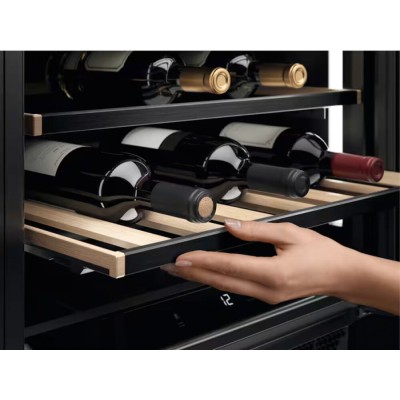 AEG NSW8S826GT Serie 8000 Einbau-Unterbau-Weinkühlschrank H 81 cm matt schwarz