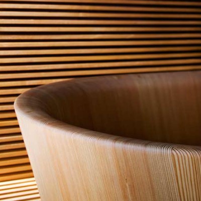 Rapsel Ofurò 140 cm freistehende Badewanne mit Latten aus sibirischer Lärche