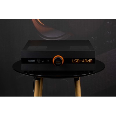 <p>Quattro prodotti in un unico alloggiamento: un amplificatore di potenza ibrido in classe A/AB, un preamplificatore phono, un 