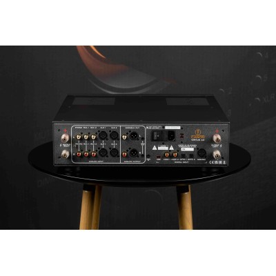 <p>Quattro prodotti in un unico alloggiamento: un amplificatore di potenza ibrido in classe A/AB, un preamplificatore phono, un 