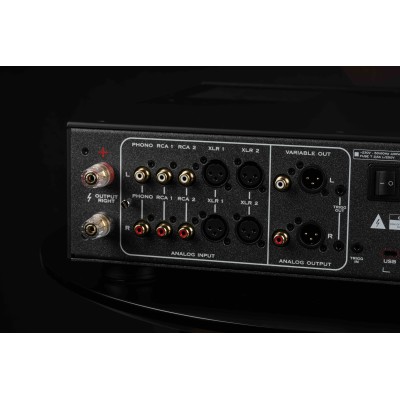 <p>Quattro prodotti in un unico alloggiamento: un amplificatore di potenza ibrido in classe A/AB, un preamplificatore phono, un 