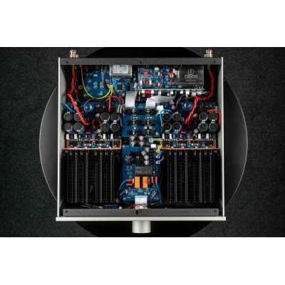 <p>Quattro prodotti in un unico alloggiamento: un amplificatore di potenza ibrido in classe A/AB, un preamplificatore phono, un 