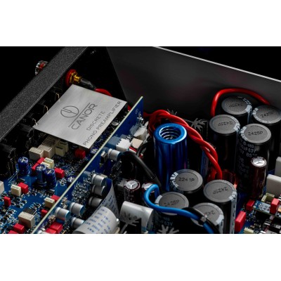 <p>Quattro prodotti in un unico alloggiamento: un amplificatore di potenza ibrido in classe A/AB, un preamplificatore phono, un 