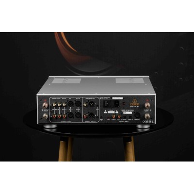 <p>Quattro prodotti in un unico alloggiamento: un amplificatore di potenza ibrido in classe A/AB, un preamplificatore phono, un 