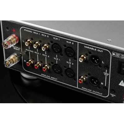 <p>Quattro prodotti in un unico alloggiamento: un amplificatore di potenza ibrido in classe A/AB, un preamplificatore phono, un 